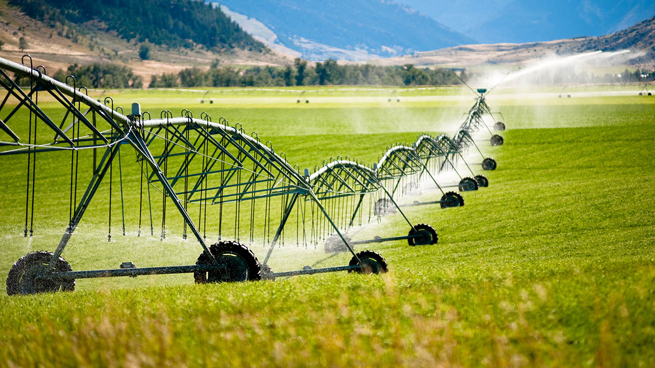 a-large-wheeled-irrigation-system-in-a-field-kishugu